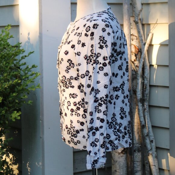 GAP White Black Floral Tie Neck Ruffle Front Rayon Top Sz SMALL - Picture 4 of 8